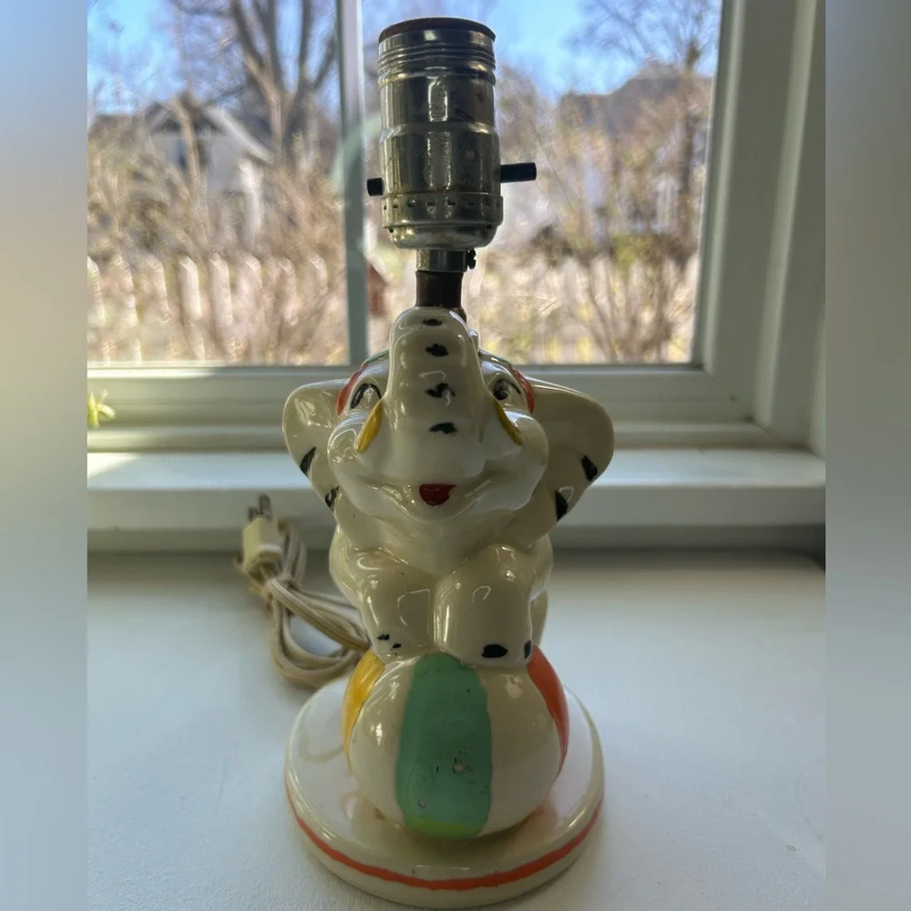Vintage Shawnee ceramic circus elephant w/ ball white/yellow electric lamp